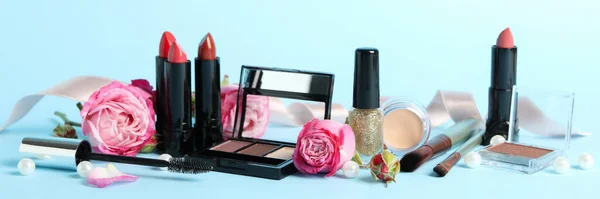Diferentes Cosméticos Maquillaje Flores Sobre Fondo Azul Accesorios Femeninos — Foto de Stock