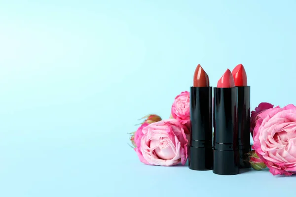 Lippenstift Und Blumen Auf Blauem Hintergrund Weibliche Accessoires — Stockfoto