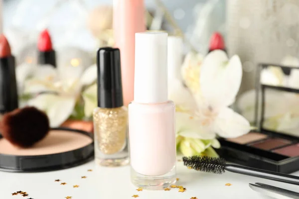 Diferentes Cosméticos Maquillaje Flores Sobre Fondo Blanco Accesorios Femeninos — Foto de Stock