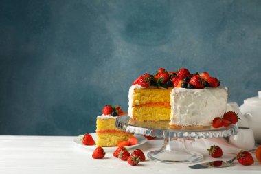 Beyaz ahşap masada lezzetli çilekli pasta kompozisyonu. Lezzetli tatlı
