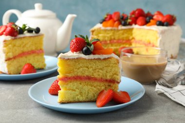 Gri arka planda lezzetli dutlu kremalı pasta kompozisyonu. Lezzetli tatlı