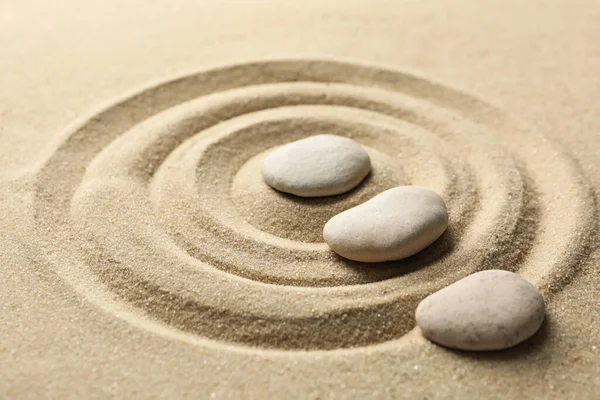 模様のある砂の上の石 禅の概念 — ストック写真