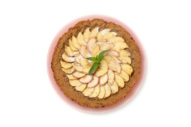 Beyaz arka planda izole edilmiş lezzetli elmalı turta tabağı