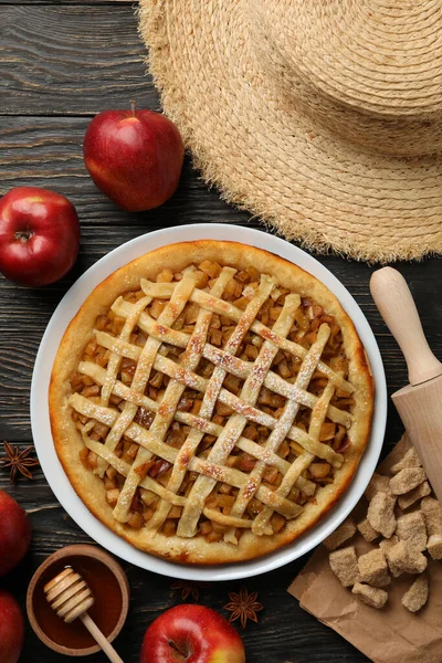 Komposition Mit Apfelkuchen Und Zutaten Auf Holzgrund Selbstgemachtes — Stockfoto