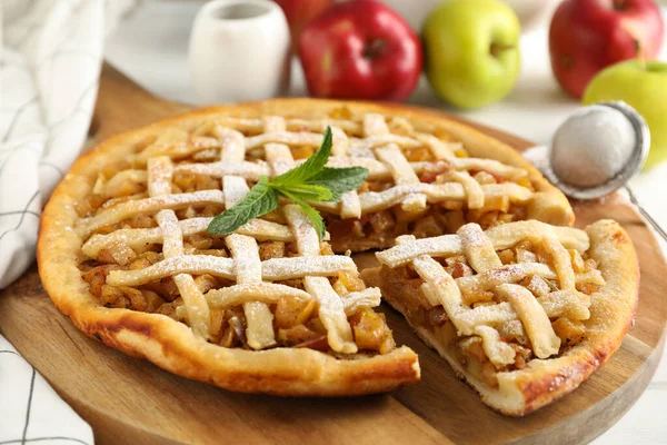 Lekkere Appeltaart Witte Houten Achtergrond Close Zelfgemaakt Voedsel — Stockfoto