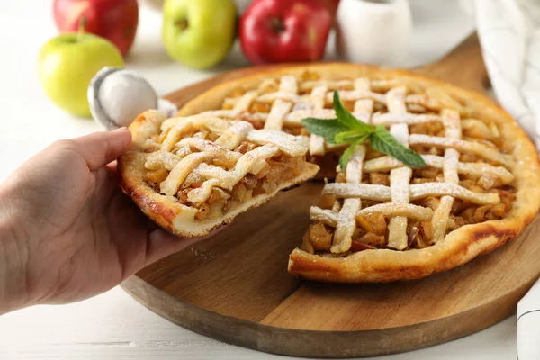 Weibliche Hand Hält Ein Stück Apfelkuchen Selbstgemachtes — Stockfoto