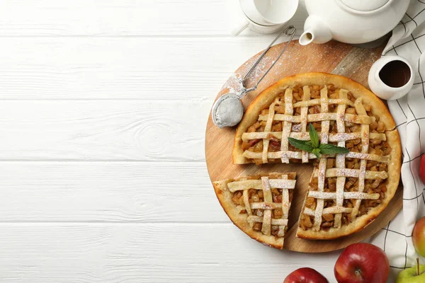 Composition Avec Tarte Aux Pommes Sur Fond Bois Blanc Délicieux — Photo