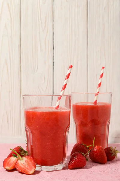 Samenstelling Met Aardbeiencocktails Roze Tafel Zomer Drankje — Stockfoto