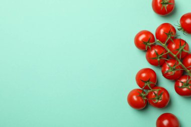 Nane arkaplanda taze domatesler, üst manzara.