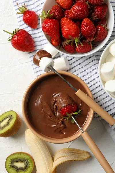 Σύνθεση Φράουλα Και Marshmallow Σοκολάτα Top View Φοντί Σοκολάτας — Φωτογραφία Αρχείου
