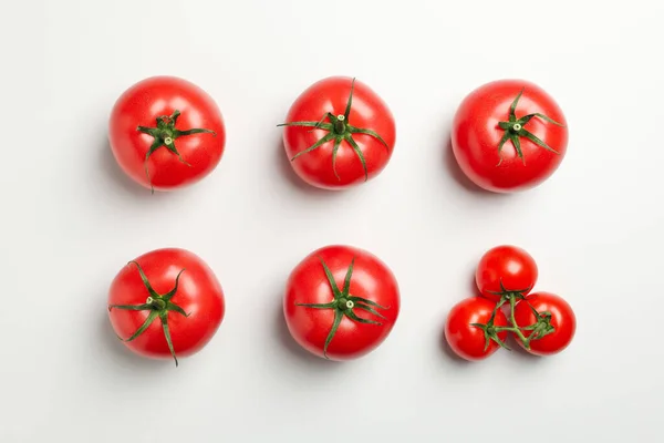 Acostado Plano Con Tomates Maduros Sobre Fondo Blanco Vista Superior —  Fotos de Stock