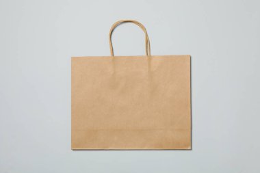 Gri arkaplanda boş kağıt torba, metin için boşluk