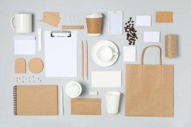 Açık gri arkaplan üzerinde model ticari marka şablonu, metin için boşluk