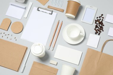 Açık gri arkaplan üzerinde model ticari marka şablonu, metin için boşluk