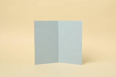 Bej arkaplanda açık gri karton, metin için boşluk