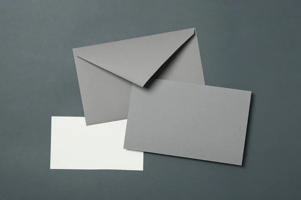 浅黑色背景的空白信封和卡片 文字空间 — 图库照片