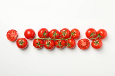 Beyaz arka planda taze olgun domatesler, üst manzara.
