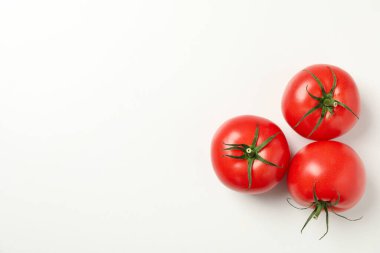 Beyaz arka planda taze olgun domatesler, üst manzara.