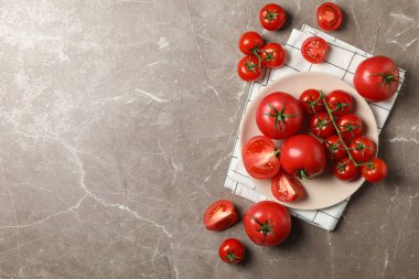 Gri arkaplanda domatesli kompozisyon, üst görünüm