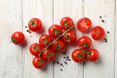 Ahşap arka planda domates ve biber, üst manzara.