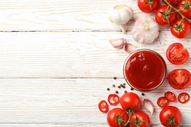 Beyaz ahşap arka planda domatesli kompozisyon, üst görünüm