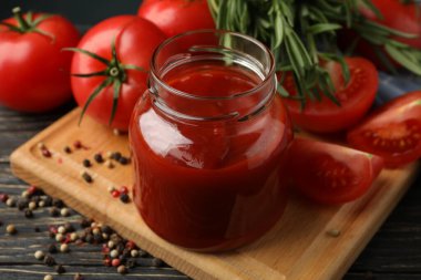 Domatesli kompozisyon ve ahşap arka planda sos. Olgun sebze