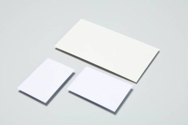 Açık gri arkaplan üzerinde model ticari marka şablonu, metin için boşluk