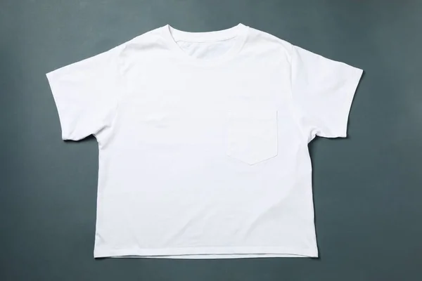 Shirt Branca Branco Sobre Fundo Preto Claro Espaço Para Texto — Fotografia de Stock