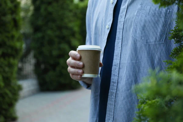 Jovem Segurando Uma Xícara Café Espaço Para Texto — Fotografia de Stock