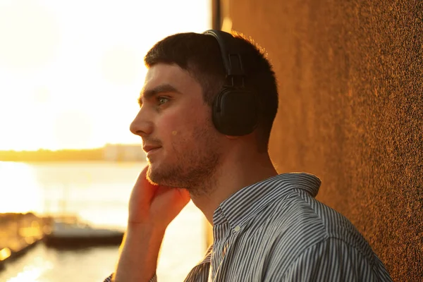Kulaklıklı Genç Adam Müzik Dinler Nanılmaz Gün Batımı — Stok fotoğraf