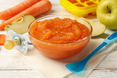 Beyaz ahşap arka planda bebek mamasıyla kompozisyon