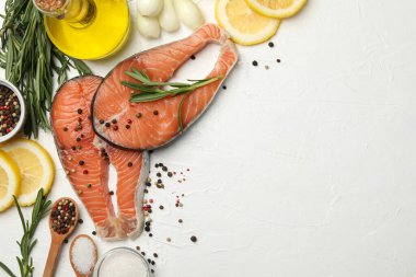 Beyaz arka planda somon eti ve baharatlı kompozisyon, üst görünüm