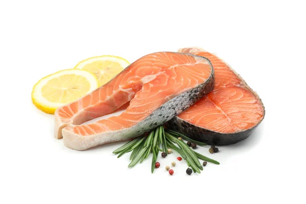 白を基調とした新鮮な鮭の肉とスパイス — ストック写真