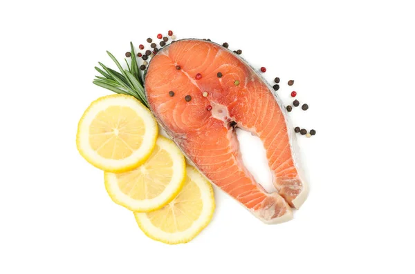Beyaz arka planda taze çiğ somon eti ve baharatlar.