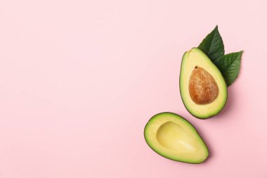 Pembe arka planda taze avokado, üst manzara.