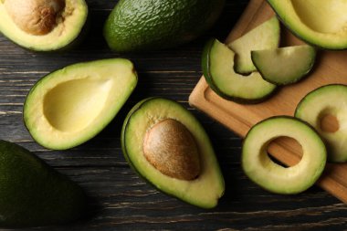 Tahta ve avokado ahşap arka planda, üst görünümde