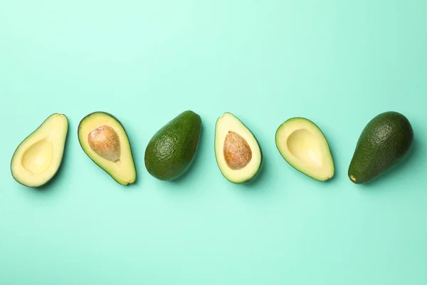 Reife Frische Avocado Auf Minzgrund Draufsicht — Stockfoto