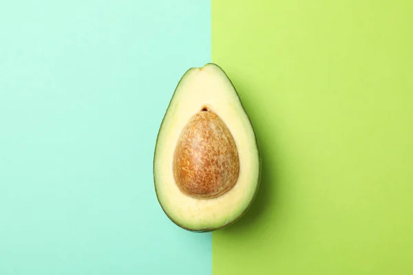 Reife Frische Avocado Auf Zweifarbigem Hintergrund Draufsicht — Stockfoto