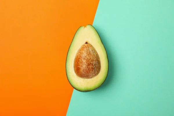 Rijp Verse Avocado Twee Toon Achtergrond Bovenaanzicht — Stockfoto