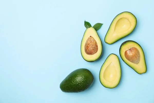 Rijp Verse Avocado Blauwe Achtergrond Bovenaanzicht — Stockfoto