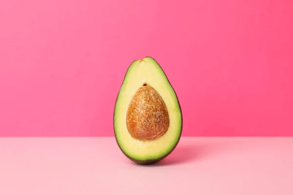 Reife Frische Avocado Auf Rosa Hintergrund Platz Für Text — Stockfoto