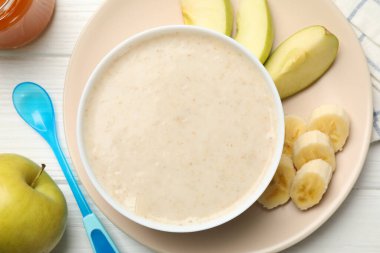 Beyaz ahşap arka planda bebek mamasıyla kompozisyon