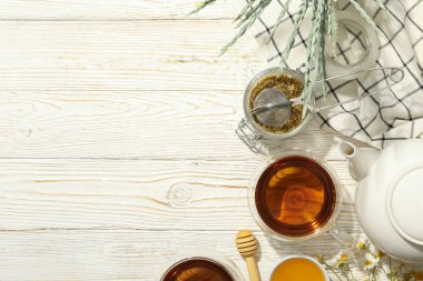 Beyaz ahşap arka planda papatya çayı ile kompozisyon