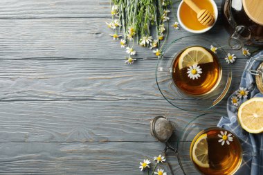 Gri ahşap arka planda papatya çayı ile kompozisyon