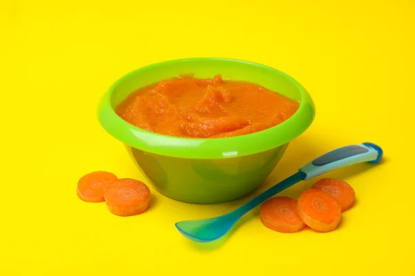 Чаша Овощным Пюре Желтом Фоне Детское Питание — стоковое фото