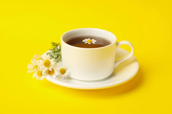 Xícara Chá Camomila Fundo Amarelo — Fotografia de Stock