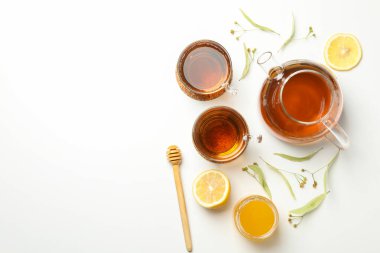 Beyaz arka planda ıhlamur çayı ile kompozisyon, üst manzara. Doğal çay.