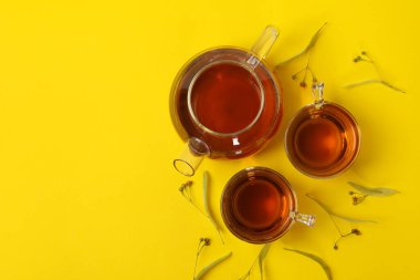 Sarı arka planda ıhlamur çaylı kompozisyon, üst manzara. Doğal çay.