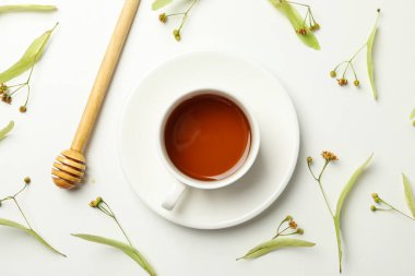 Beyaz arka planda ıhlamur çayı ile kompozisyon, üst manzara. Doğal çay.