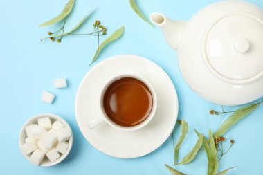 Mavi arka planda ıhlamur çaylı kompozisyon, üst manzara. Doğal çay.